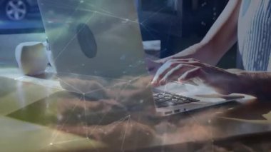 Kadın eller, bilgisayardaki yazma işlemini başlatıyorlar. Sinyal şebekesi, teknolojik ilerlemeyi gösteriyor. Profesyonel, çalışma alanı, modern, teknoloji, üretkenlik, yenilik, dijital