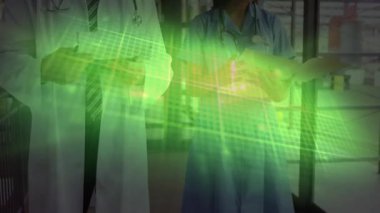 Doktor ve hemşire klinikte inceleme çizelgesi, tablet tıkırtısı şeffaf şebeke atımını başlatıyor. Tıbbi, işbirliği, dijital, sağlık, analiz, teknoloji, profesyonellik