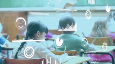 Örgü örmüş kız sınıfta yazı yazıyor. Animasyon çizelgeleri kayboluyor. Kaldırılmış el ve grafikleri fark ediyor. Eğitim, yenilik, teknoloji, öğrenme, sınıf, gençlik, işbirliği