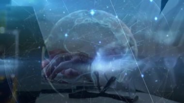 Klavyede yazı yazan kıdemli bir adam iş verilerini analiz etmek için ellerinin üzerinde 3 boyutlu bir dünya yaratıyor. Yenilik, analitik, teknoloji, veri görselleştirme, dijital, profesyonel, stratejik