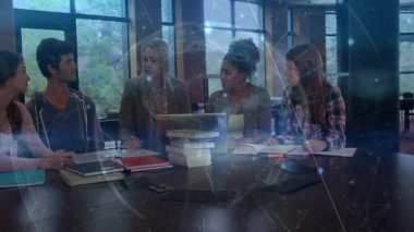 Öğrenciler not yazarken, konsept değerlendirmesi için dizüstü bilgisayar açan ve tartışmalara rehberlik eden kişi. İşbirliği, eğitim, öğrenme, akıl hocalığı, takım çalışması, konsantrasyon, beyin fırtınası