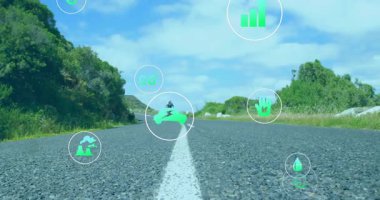 Bisikletçi yolda kameraya doğru pedal çeviriyor ve ekolojik ölçümleri vurgulayan eko bilgi grafiklerini etkinleştiriyor. Sürdürülebilirlik, açık hava, doğa, çevre, fitness, sağlık, yenilik