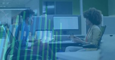 İş arkadaşları dizüstü bilgisayar ve çizelgelere atıfta bulunarak iş görüşmeleri için baro tablosu oluşturuyorlar. İşbirliği, takım çalışması, iş, modern, teknoloji, iletişim, ofis