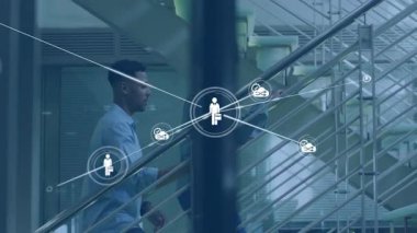 Meslektaşlar merdivenleri tırmanıyor, telefonları dinliyor, şeffaf ağı başlatıyor ve teknolojik bağlantıyı gösteriyor. Teknoloji, ağ oluşturma, işbirliği, modern, profesyonel, dijital, bağlantı