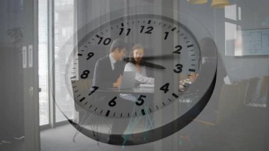 İş toplantısı sırasında verileri gözden geçiren erkek ve kadın. Zaman giderek daralıyor. Şirket, takım çalışması, üretkenlik, analiz, yenilik, işbirliği, profesyonel