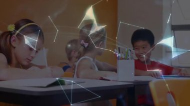 Okul öğrencileri gülüyor ve yazı yazıyor. Masanın üzerinde dönen dijital küreye çizgiler oluşturuyorlar. İşbirliği, yenilik, eğitim, bağlantı, takım çalışması, öğrenme, teknoloji