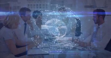 Veri giren iş ekibi, ağ analizi için kod görselleri üreten holografik küreyi tetikliyor. Teknoloji, işbirliği, veri görselleştirme, yenilik, dijital, kurumsal, gelecekçi