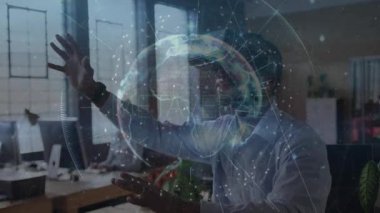 Teknoloji uzmanı, veri analizi için veri örtüleri içeren dönen küresel hologramları kullanıyor. Teknoloji, yenilik, veri, iletişim, işbirliği, fütüristik, dijital