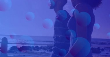 Günbatımı aydınlatması, çift olarak tasarım içeriği için deniz kenarında yürürken kürelerin sürüklenmesine neden olur. Romantik, huzur, uyum, sükunet, siluet, alacakaranlık, pastel