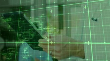 Doktor tablet ekranını şebeke örtüsü altında tıkırdatıyor, teşhis için animasyon tıbbi çizelgelerde geziniyor. Tıbbi, teknoloji, sağlık, dijital, yenilik, profesyonel, teşhis