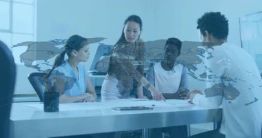 Ofis toplantısında Asyalı liderlerin işaret çizelgesini başlatma tartışması animasyon haritası ile rehberlik ekibi. İşbirliği, beyin fırtınası, takım çalışması, strateji, profesyonel iletişim, ofis