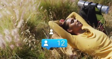 Meadow 'da yaslanan sosyal medya kullanıcısı, takipçi kitlesinin gövdede belirdiğini ve 95' e çıktığını görüyor. Açık hava, boş zaman, doğa, rahatlama, sükunet, yaşam tarzı, gündelik