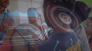 Öğretmen dünyayı öğrencilere doğru döndürüyor, dijital dalga formu grafiklerini örtüyor harita keşiflerine rehberlik ediyor. Eğitim, etkileşimli, dijital, öğretici, işbirlikçi, yenilikçi, öğrenme