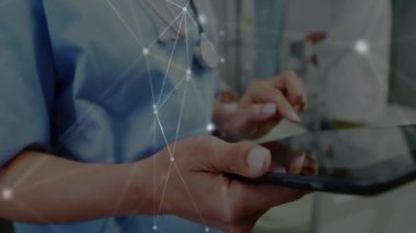 Hemşire tıkırtısı ve kaydırmalı tablet, yaşam belirtilerini animasyon ağ örtüsü grafikleriyle gözden geçiriyor. Sağlık, tıbbi teknoloji, dijital sağlık, teletıp, hasta bakımı, yenilik, klinik