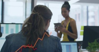 İş veri analisti kadın dönüşüyor ve animasyon grafikleri zirveye ulaşırken bilişim uzmanı beşlik çakıyor. İşbirliği, takım çalışması, analitik, teknoloji, modern, üretkenlik, yenilik