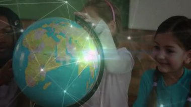 Sınıfta dönen dünyaya ulaşan öğrenciler, düğümler oluşturarak bölgeleri keşfediyorlar. Eğitim, işbirliği, yenilik, dijital, keşif, takım çalışması, gençlik