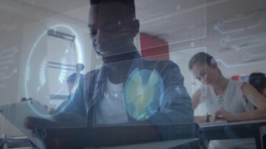 Sınıfta tablet açan öğrenci, ders sırasında pasta grafiğini tıklatırken veri grafikleri kıvılcım saçıyor. Edtech, dijital öğrenme, veri işleme, etkileşimli, yenilik, eğitim, işbirliği