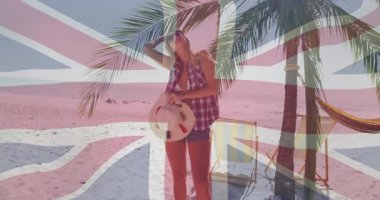 Plaj güvenliği ve ufku taramak için can simidi tutan kadın güneş gözlüğünü ayarlıyor ve okyanusa bakıyor. Kumsal, boş zaman, açık hava, rahatlama, sahil, güneşli, seyahat