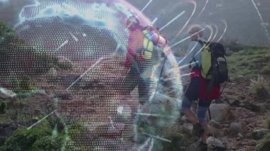 Dönüşümlü teknoloji küresi gezginlerin sırt çantaları ve direklerle yürüyüş yapmalarını ve veri izlerinden takip etmelerini tetikliyor. Macera, keşif, doğa, açık hava, takım çalışması, dayanıklı, dağcılık