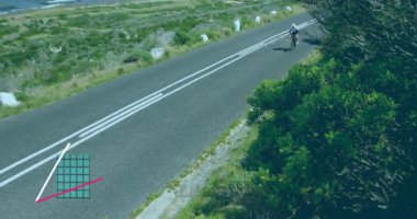 Dişi bisikletçi, uzak yol boyunca pedal çeviriyor animasyon veri görselleştirme çubukları ve çizgileri aktifleştiriyor. Yalnızlık, dayanıklılık, hareket, analitik, dijital, gösterişli, açık hava