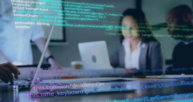 Yazılım geliştiricisi dizüstü bilgisayar açıyor ve çiftler kodlama sorununu çözerken projeksiyon kodu örtüyor. Teknoloji, takım çalışması, yenilik, işbirliği, modern, çalışma alanı, programlama