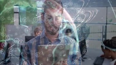 Akıl hocalığı tableti tıklatıyor ve öğrencilere teknoloji laboratuvarında rehberlik ederken animasyon ağ örtüsünü gösteriyor. Eğitim, teknoloji, yenilik, dijital, işbirliği, öğrenme, fütüristik