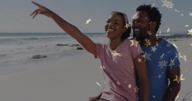 Gezgin çift ayakta duran sahil yıldızı konfetisi kadın kollarını ufuk çizgisine kaldırıyor erkek başrol oynuyor. Romantizm, kutlama, neşe, arkadaşlık, eğlence, manzara, neşe