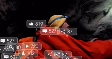 Slot Kanyonu 'na giren yürüyüşçü, yüzen sosyal medya simgelerini gösteren far kaldırıyor. Macera, keşif, teknoloji, engebeli, çevre, vahşi yaşam, bağlantı