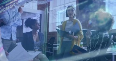 Sunucu açılış klasörünü başlatır ve iş verileri örtülürken aynı zamanda ekibe grafikler üzerinden rehberlik eder. İşbirliği, takım çalışması, yenilik, modern, kurumsal, beyin fırtınası, profesyonel