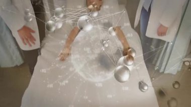 Kafa kaldıran çocuk, klinikte göğsünün üzerinde beliren holografik veri ağını fark ediyor, doktorlar rehberlik ediyor. Tıbbi, geleceksel, tanı, teknoloji, yenilik, sağlık hizmetleri, hasta