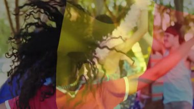 Central dansçısı parkta saçlarını sallıyor içki ve bisikletin üzerinde pazarlama ikonları üretiyor. Eğlence, açık hava, enerjik, enerjik, kutlama, eğlence, doğa.