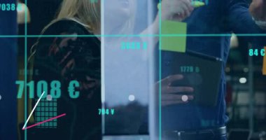 Meslektaşlar tablet ekranı tıklatıyorlar ve analiz için cam bölümündeki canlı finansal grafikleri güncelliyorlar. İşbirliği, veri görselleştirme, iş, yenilik, modern, takım çalışması, analitik