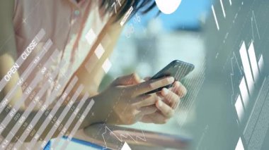 İş kadını akıllı telefon ekranını dinliyor ve dünya haritasıyla dönen finansal veri tabloları yaratıyor. Teknoloji, analitik, finans, veri görselleştirme, dijital, profesyonel, yenilik