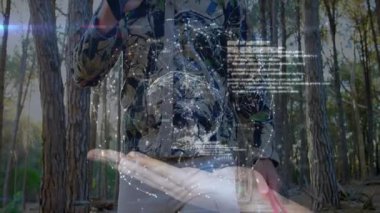 Avuç içi kaldıran adam, çam ormanlarında teknoloji haritalaması için 3 boyutlu bir küre oluşturan kaydırma kodunu tetikliyor. Holografi, siber güvenlik, yenilik, vahşi doğa, macera, fütürizm, çevre