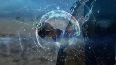 Sahildeki kamera ayarlarını kontrol eden fotoğrafçı kadın, dönen küreyi oluşturan veri şebekesini etkinleştiriyor. Futuristik, dijital, etkileşimli, yenilikçi, manzara, açık hava, berraklık