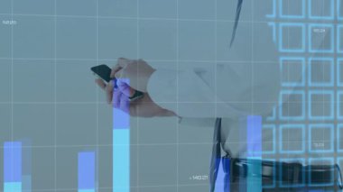 Akıllı telefon başlangıç çubuğu ve çizgi grafikleri dünya haritasına yerleştiriliyor, adam veri görüntülemesini güncelliyor. Teknoloji, veri, analitik, görselleştirme, dijital, iş dünyası, yenilik