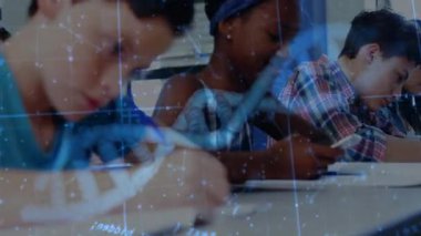 Fen dersi sırasında öğrenciler yazı yazarken DNA sarmalları çerçeveye yayılarak genetiği vurguluyor. Eğitim, işbirliği, yenilik, öğrenme, gençlik, teknoloji, merak