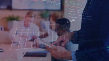 Sunucu tıkırdatma tableti, hisse senedi analizi için animasyon tabloları ve veri örtülerini başlatıyor. İş, işbirliği, teknoloji, analitik, yenilik, strateji, şirket