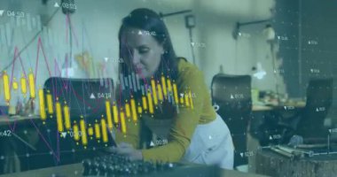 İş tezgahına yaslanmak, dizüstü bilgisayarda yazmak, akıllı telefonları dinlemek ve arama yapmak. Yaratıcılık, üretkenlik, çalışma alanı, zanaat, modern, yenilik, odaklanma