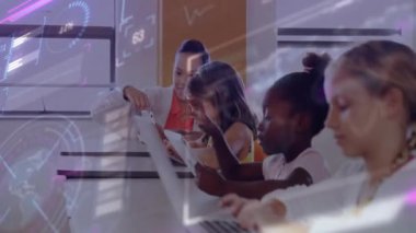 Sınıf arkadaşları öğrenmek için cihazları tıklatırken, öğrencilerin tablet çalmasına rehberlik eden eğitmen. Eğitim, teknoloji, eğitim, dijital, sınıf, öğrenme, işbirliği