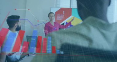 Ekip not alırken sunucu veriler iş büyümesini gösteren bilgileri üst üste koyuyor. İşbirliği, analitik, modern, kurumsal, takım çalışması, yenilik, veri görselleştirme