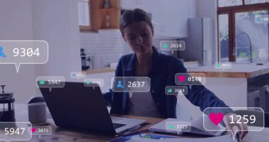 Dizüstü bilgisayarlara bakan bir kadın, ölçümleri incelerken sosyal medya analitik baloncuklarını aktifleştiriyor. Dijital, çalışma alanı, üretkenlik, teknoloji, gündelik, modern, katılım