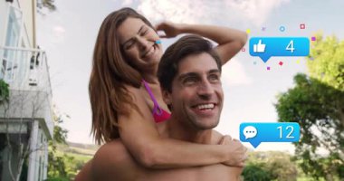 Erkek bahçedeki kadına sırtına biniyor, yorum simgesi ortaya çıkıyor sosyal medya ikonları tırmanıyor. Açık hava, eğlence, romantizm, bağlılık, canlılık, renkli, gençlik dolu.