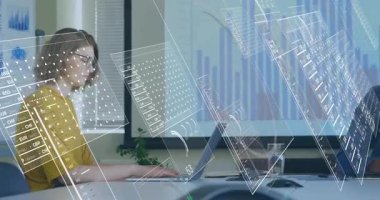 İş arkadaşları toplantıya katılıyor, kayıyor, dizüstü bilgisayarlara işaret ediyor, animasyon finans tablolarını inceliyor. İşbirliği, veri analizi, iş inovasyonu, dijital çalışma alanı, profesyonel gelişim, bilgi, takım çalışması