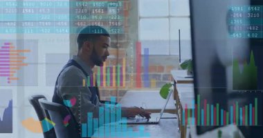 Dizüstü bilgisayarda yazı yazan veri analisti, iş arkadaşlarının yazarken analitiği gösteren yüzen çizelgeler hazırlıyor. Teknoloji, işbirliği, üretkenlik, modern, yenilik, dijital, çalışma alanı