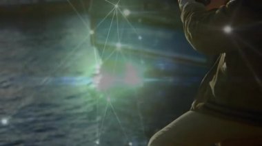 Rıhtımda genişleyen ağ kaplaması akıllı telefon tanıtım teknesi kullanan kadın çerçeveleme teknesi üzerinde. Dijital, bağlantı, marina, yansıma, açık hava, teknoloji, navigasyon