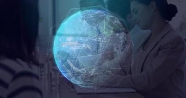 Ekip, ağ analizi için dönen ağ kodu ile cisimlenen dünya üzerine toplantının notlarını alıyor. Teknoloji, yenilik, işbirliği, dijital, fütürist, veri, şirket