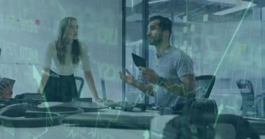 Ekip dinlerken teknik inceleme için öncü tıkırtı tableti ve yansıtma ölçümleri. İşbirliği, yenilik, teknoloji, takım çalışması, modern, profesyonel, veri