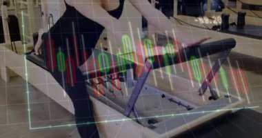 Kadın pilates reformatörüne basıyor ve çubuk grafiğiyle çekirdek egzersizi için kaymaya neden oluyor. Fitness, wellness, core, strength, pilates, training, digital