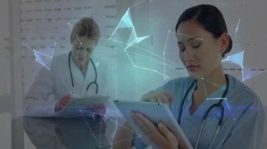 Tıp hemşiresi tableti tıkırdatıyor ve tıbbi içgörü için holografik küre oluşturuyor. Tıbbi, dijital, sağlık, teknoloji, yenilik, fütüristik, işbirliği